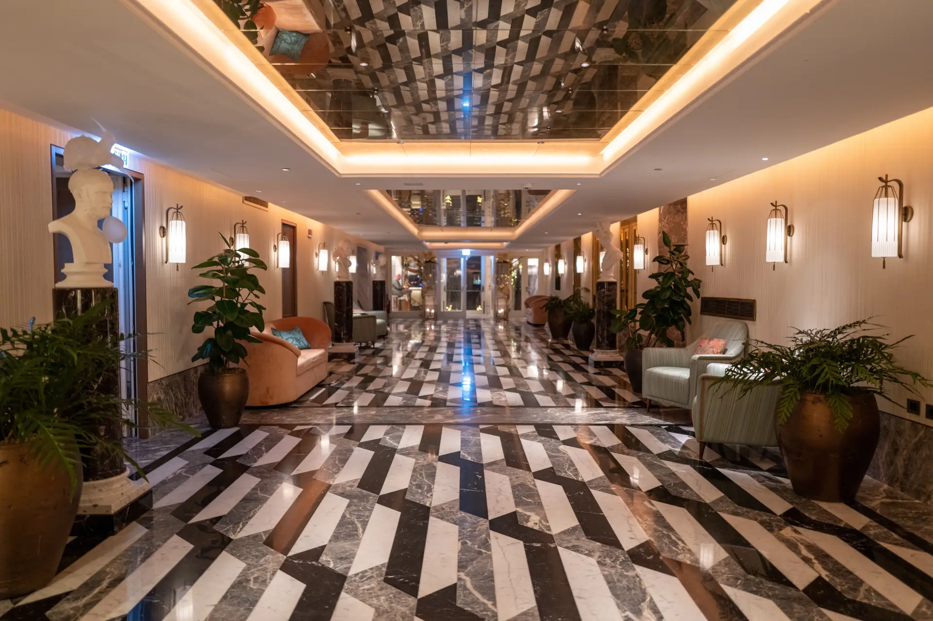 Dravelliongrandstay Luxury Entrance